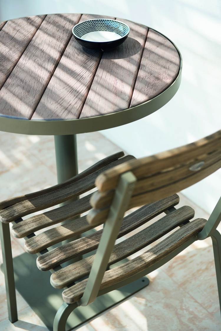 salon de jardin moderne –ethimo-laren-table-ronde-chaise-bois-metal-pliantes