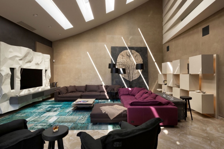 salon moderne -canapes-marron-magenta-tapis-patchwork-bleu-meuble-salon-modules