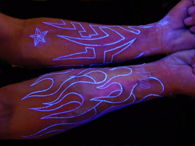 tatouage encre blanche UV sympathique encre invisible lumière noire