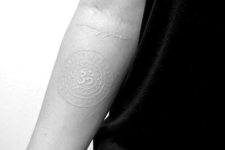 tatouage encre blanche avant-bras- hiéroglyphe alphabet hébreu
