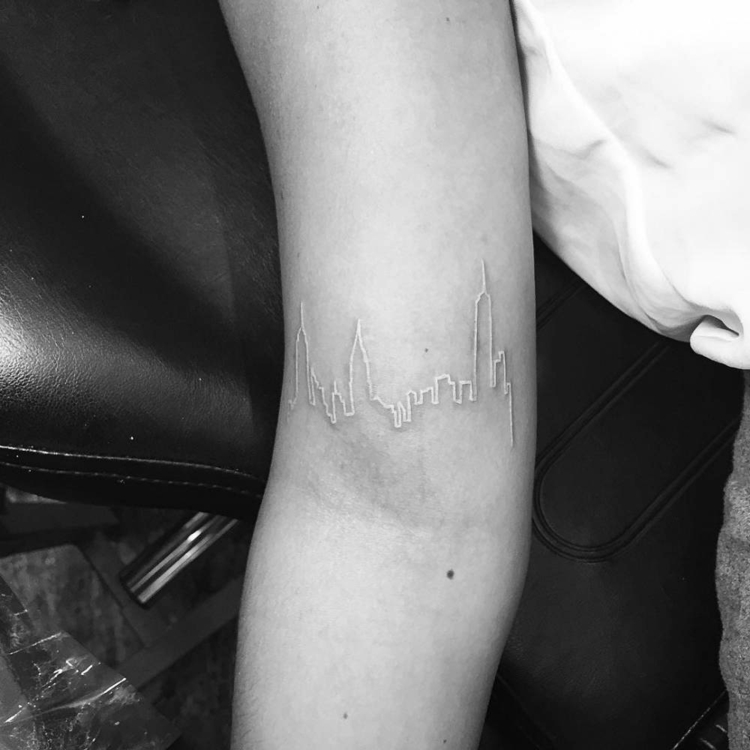 tatouage encre blanche bras homme femme- skyline New York