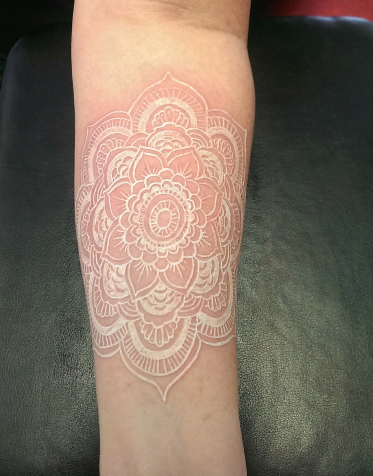 tatouage encre blanche dentelle mandala florale avant-bras