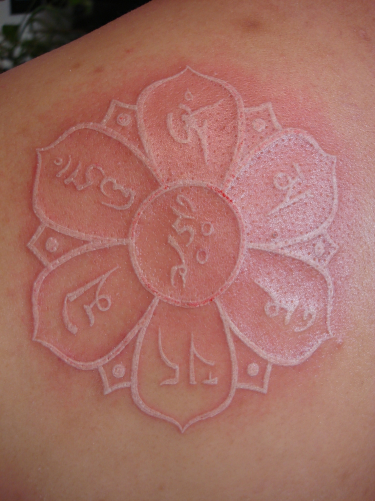 tatouage encre blanche- fleur hiéroglyphes alphabet exotique