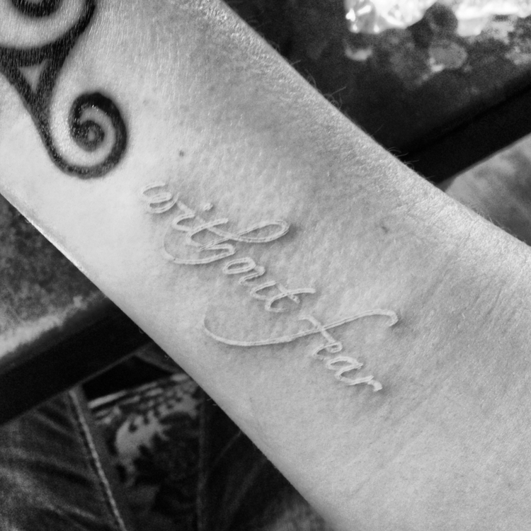 tatouage encre blanche- phrase calligraphe Without fear sans peur