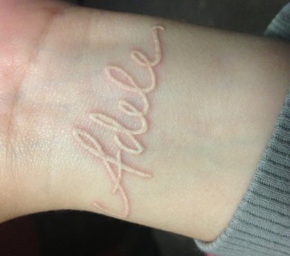 tatouage encre blanche poignet femme- Adele passionné musique