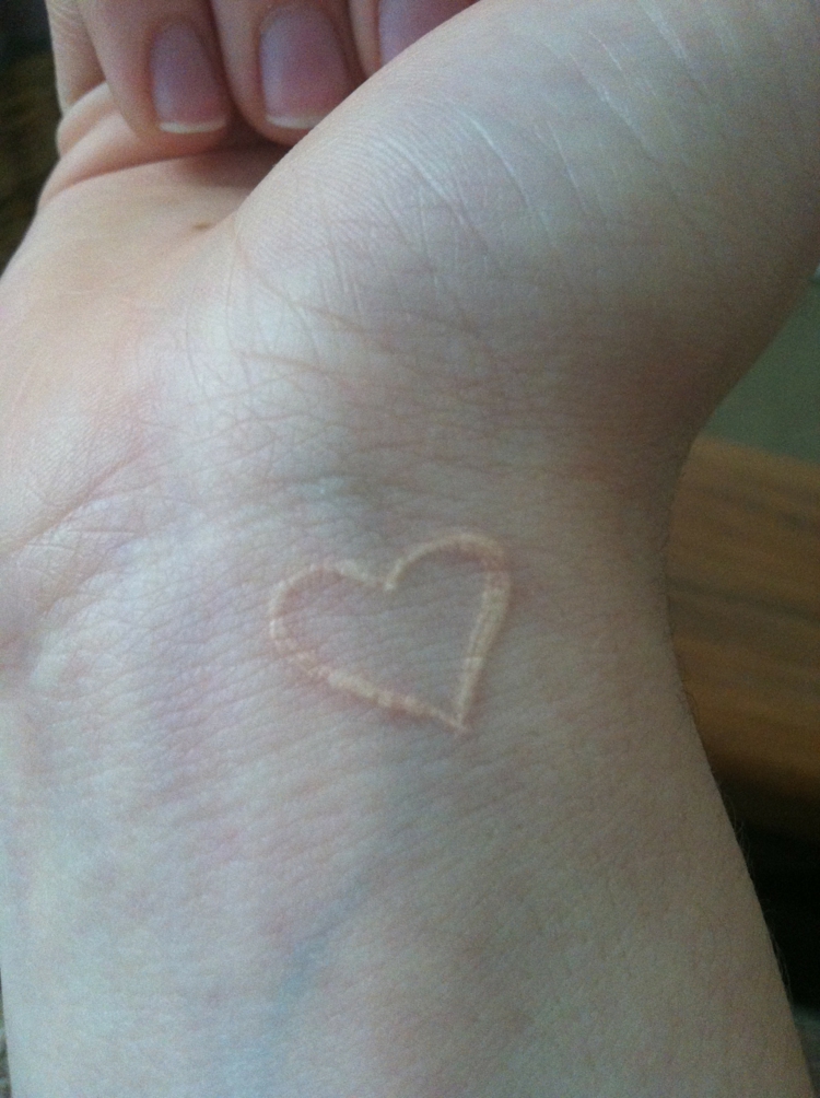 tatouage encre blanche poignet femme- coeur discret tendre