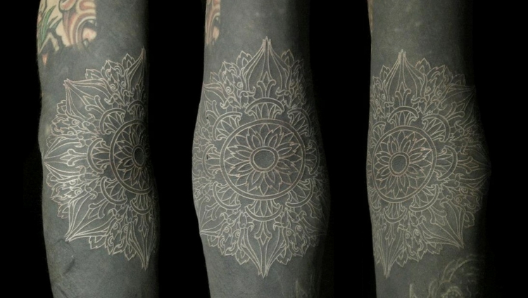 tatouage encre blanche sur noir bras avant-bras homme mandala