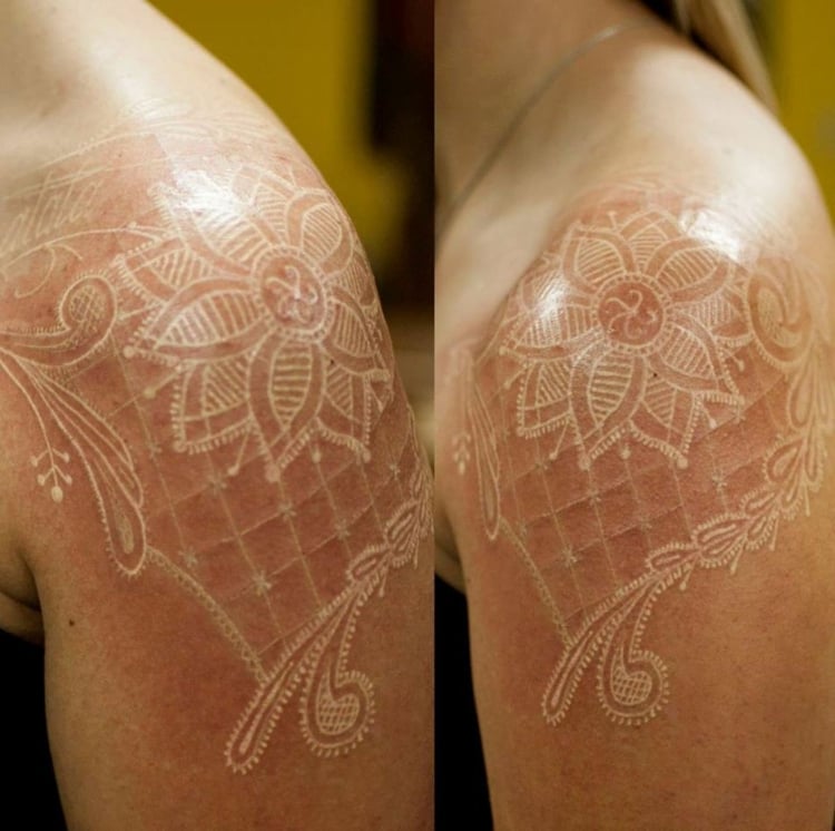 tatouage encre blanche épaule femme homme motifs floraux