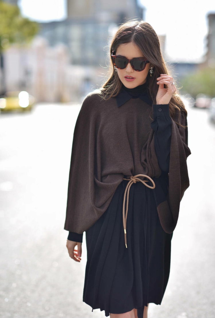 tendance de mode –layering-poncho-marron-robe-noire-ceinture-chemise-noire