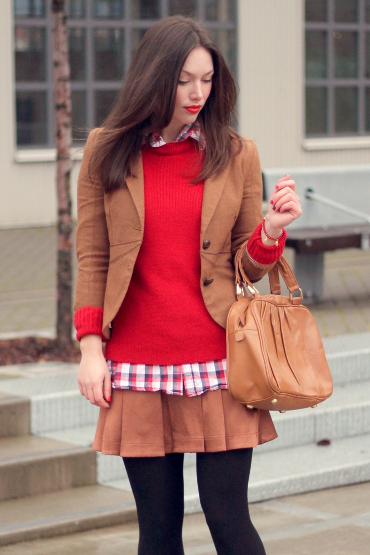 tendance de mode –superposition-vêtements-blazer-marron-clair-pull-rouge-chemise-carreaux-jupe-plissée-marron