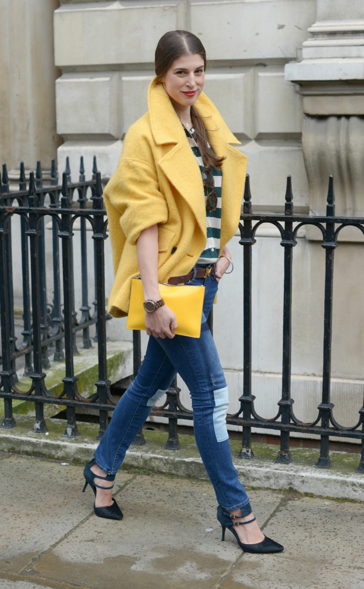 tendance de mode –superposition-vêtements-manteau-court-jaune-chemise-rayures-jean-pièces