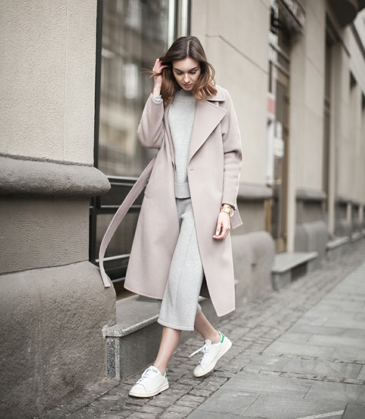 tendance de mode –superposition-vêtements-manteau-taupe-pull-gris-clair-pantalon-court-ample-sneakers