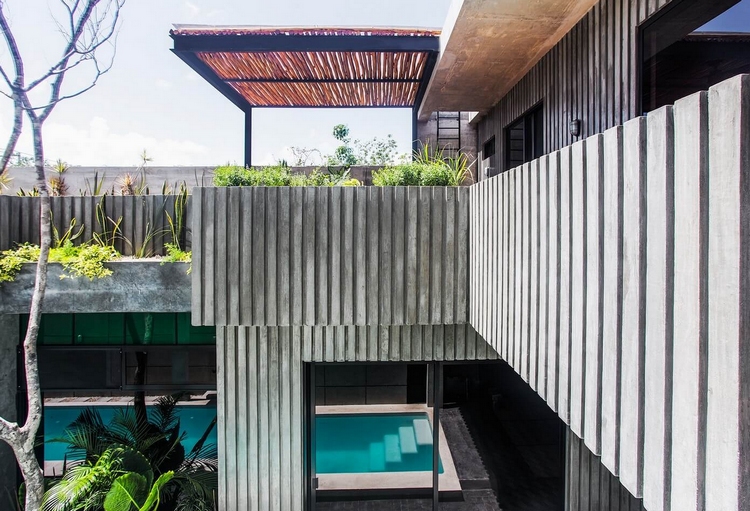 terrasse-maison-beton-banché-auvent-métal-bois-maison-architecte-Casa-T