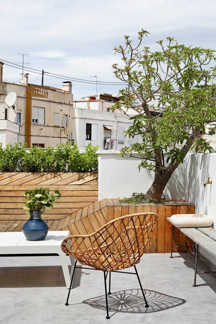 terrasse-ville-méditerranéenne-chaise-tressée-végétation