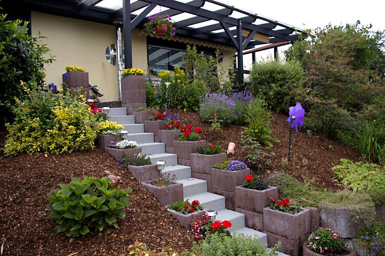 aménagement jardin en pente -fleurs-blocs-béton
