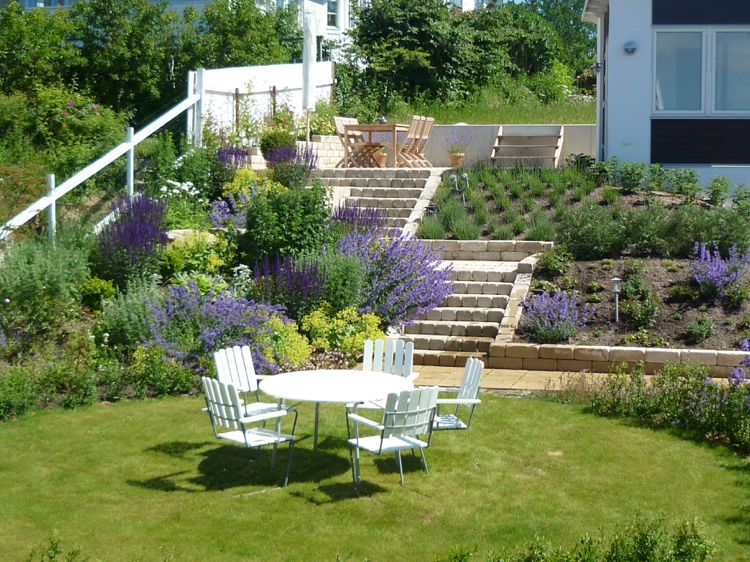 aménagement jardin en pente -jardin-terrasse-arbustes-fleurs-plantes-vivaces