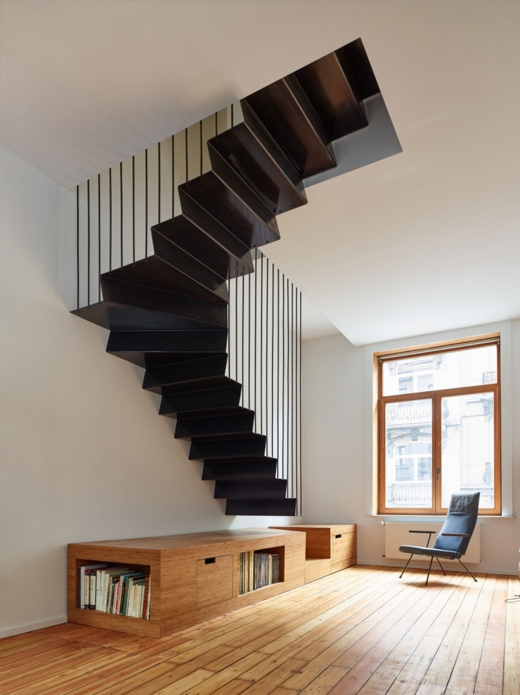 armoire-bois-blond-escalier-tournant-métal-noir-fauteuil