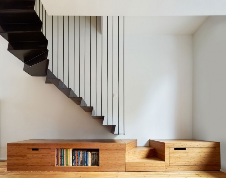 armoire-bois-escalier-moderne-métal-noir-sol-bois