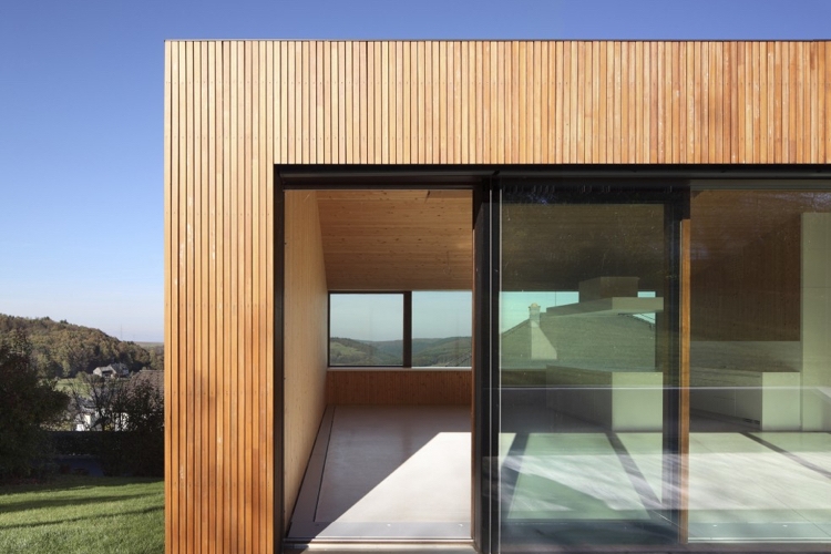 baie vitrée coulissante -moderne-bardage-extérieur-bois
