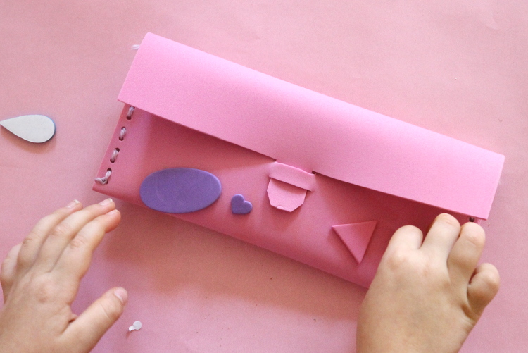 bricolage en papier mousse-étui-crayons-rose-DIY