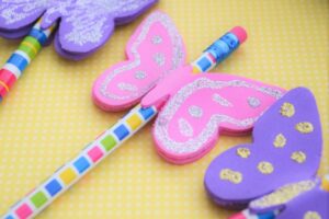 bricolage en papier mousse-odéco-crayons-papillons