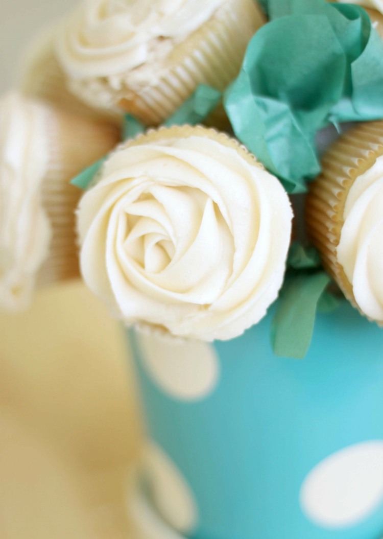 bricolage pour la fête des mères -cupcakes-roses-pot-bleu-pastel