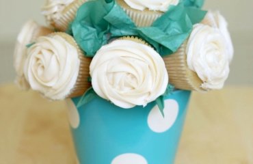 bricolage pour la fête des mères -enfants-pot-céramique-bouquet-cupcakes