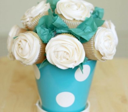 bricolage pour la fête des mères -enfants-pot-céramique-bouquet-cupcakes