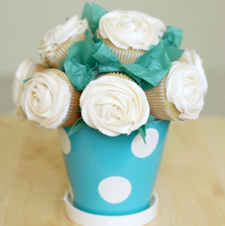 bricolage pour la fête des mères -enfants-pot-céramique-bouquet-cupcakes