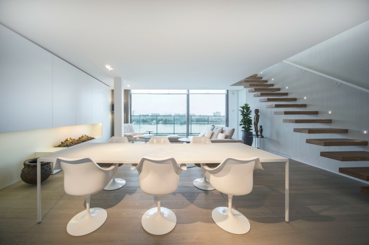 canapé blanc modulable-table-rectangulaire-blanc-laqué-chaises-tulipe-escalier