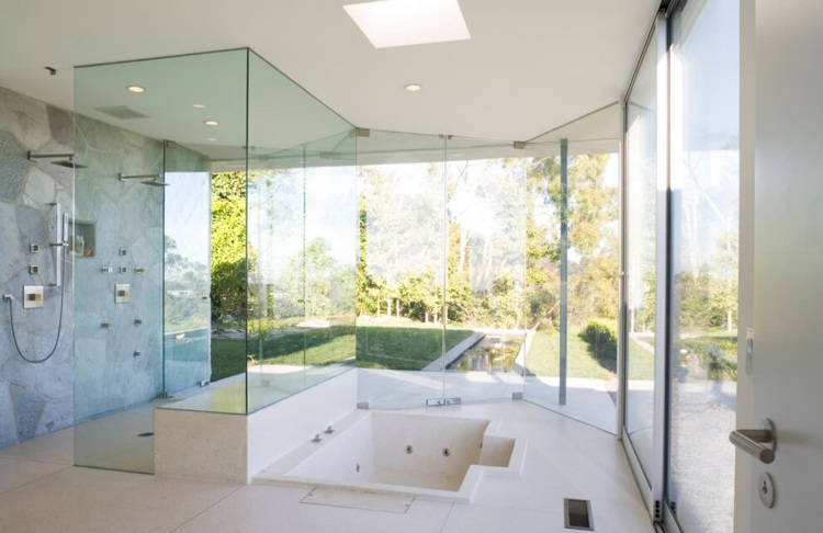 carrelage grand format beige sol-murs-pierre-grise-parois-verre-salle-bains