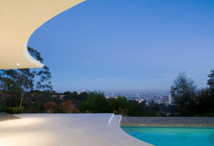 carrelage grand format beige terrasse-extérieure-toiture-spots-piscine