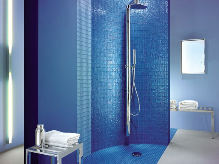 carrelage mosaïque -onde-bleu-intense-salle-bains