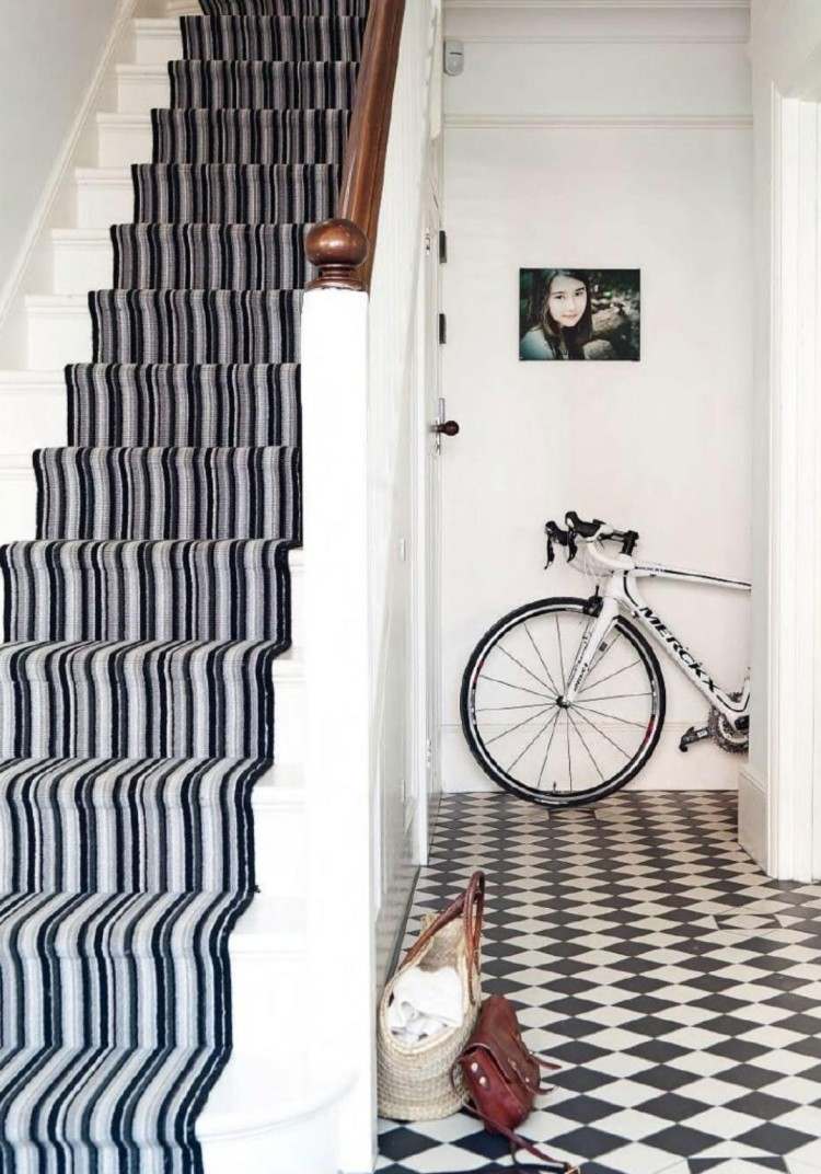 carrelage-original-couloir-damier-noir-blanc-escalier