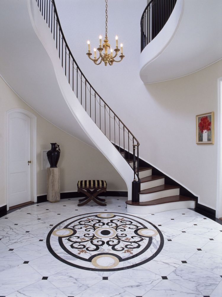 carrelage-original-couloir-motifs-ornemenation-marbre-escalie-lustre