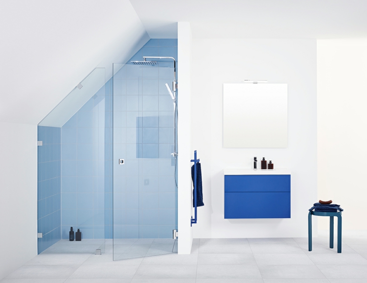 carrelage salle de bain bleu ciel-cabine-douche-combles-peinture-blanche-meuble-cobalt