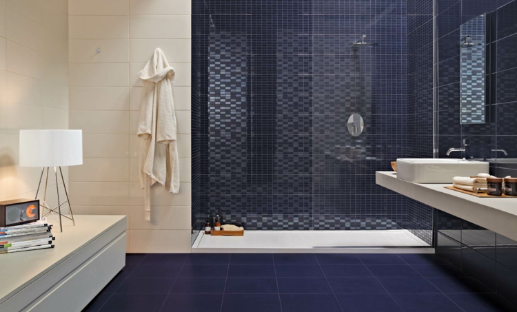 carrelage salle de bain bleu cobalt-beige-mosaique-cabine-douche-lampe-poser