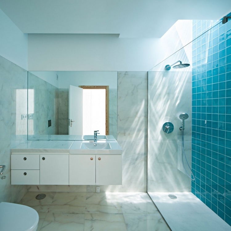 Carrelage salle de bain bleu sarcelle cabine de douche et revêtement 