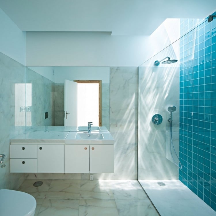 carrelage salle de bain bleu sarcelle-cabine-douche-revêtement-sol-murs-marbre-blanc