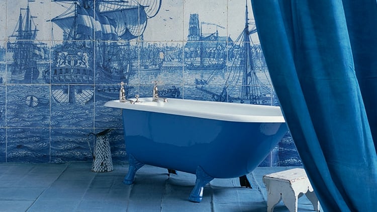 carrelage salle de bain bleu blanc-motifs-façon-toile-Jouy-baignoire-pieds-assortie