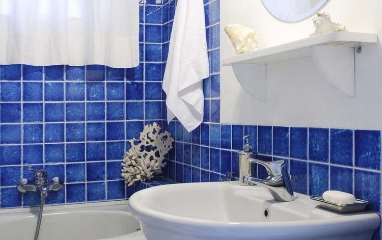 carrelage salle de bain bleu indigo joints-blancs-corail-coquillages-déco-bord-mer