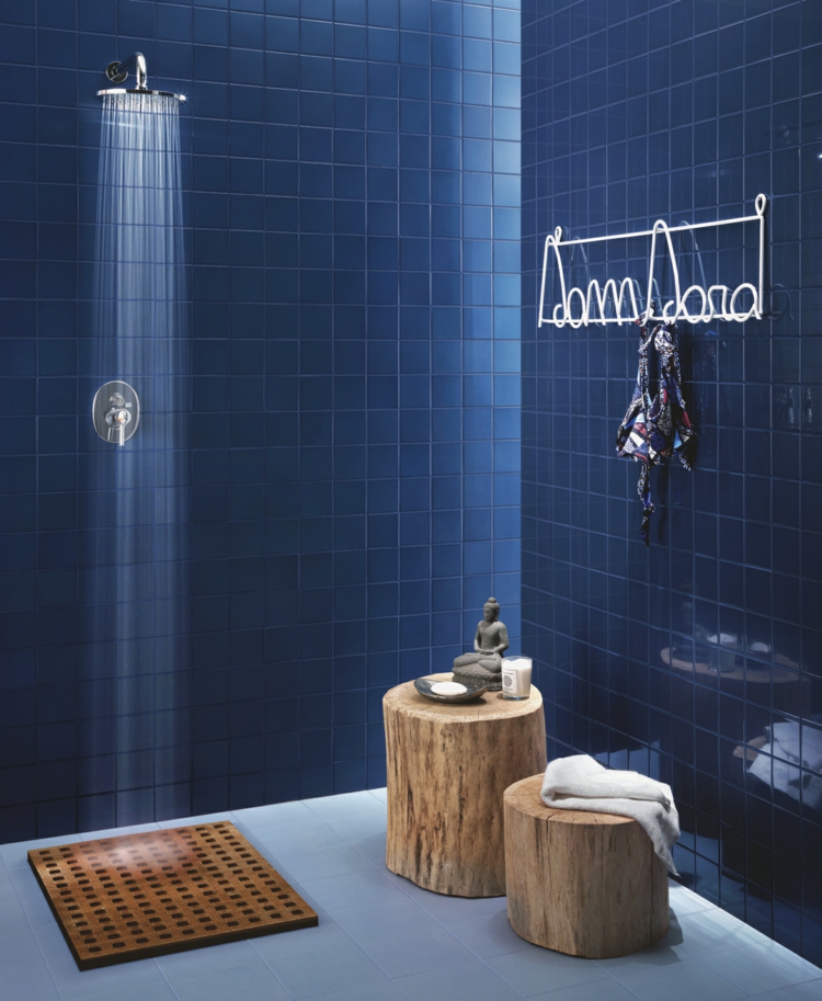 carrelage salle de bain bleu marine-douche-encastrée-troncs-arbres-tabourets