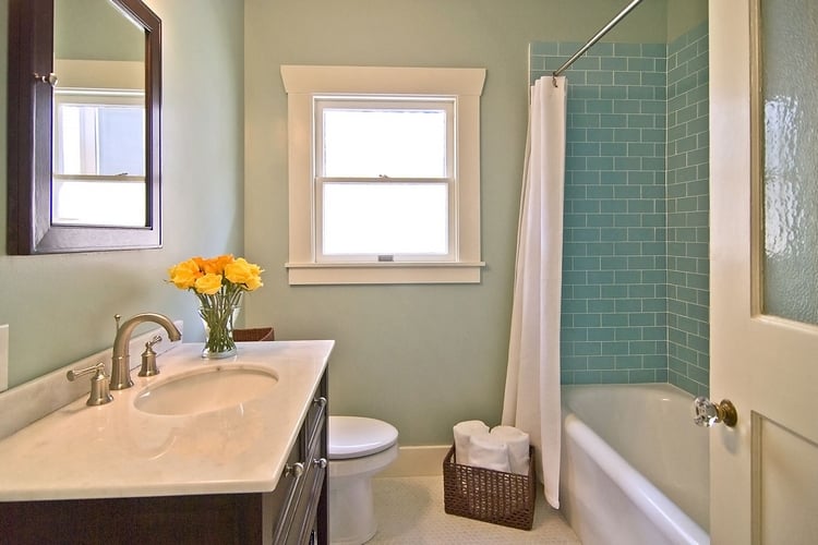carrelage salle de bain bleu tiffany-peinture-murale-vert-eau-meubles-bois-foncé