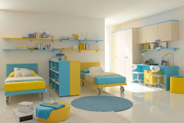 chambre deux enfants -lits-simples-roulettes-étagères-jaune-bleu-bureau