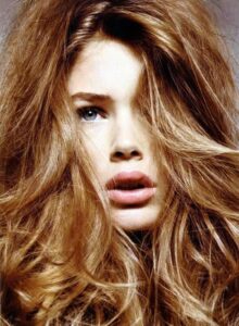 cheveux couleur caramel -balayage-mèches-subtiles-blond-doré