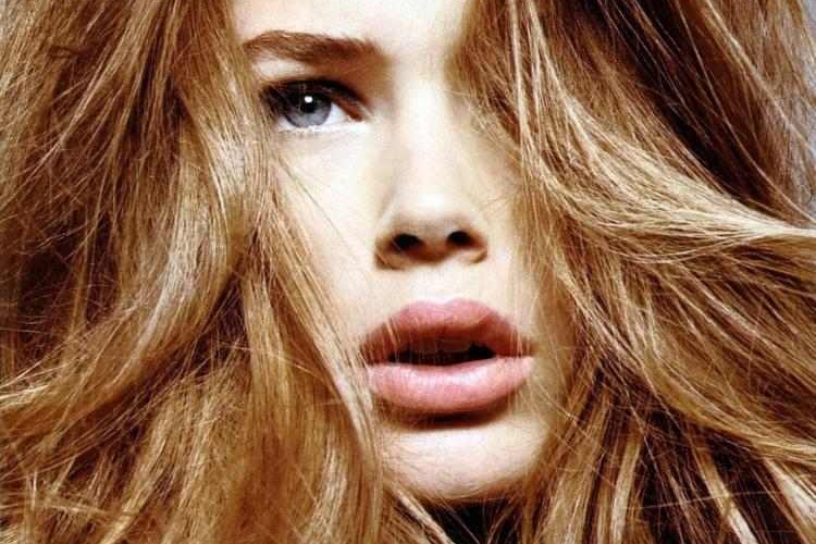 cheveux couleur caramel -balayage-mèches-subtiles-blond-doré