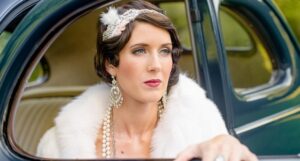 coiffure vintage serre-tête-cristaux-fleur-boucles-collier