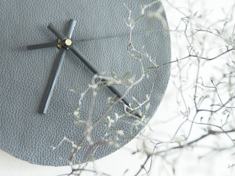 couture-cuir-fabriquer-horloge-cuir-gris-minimaliste