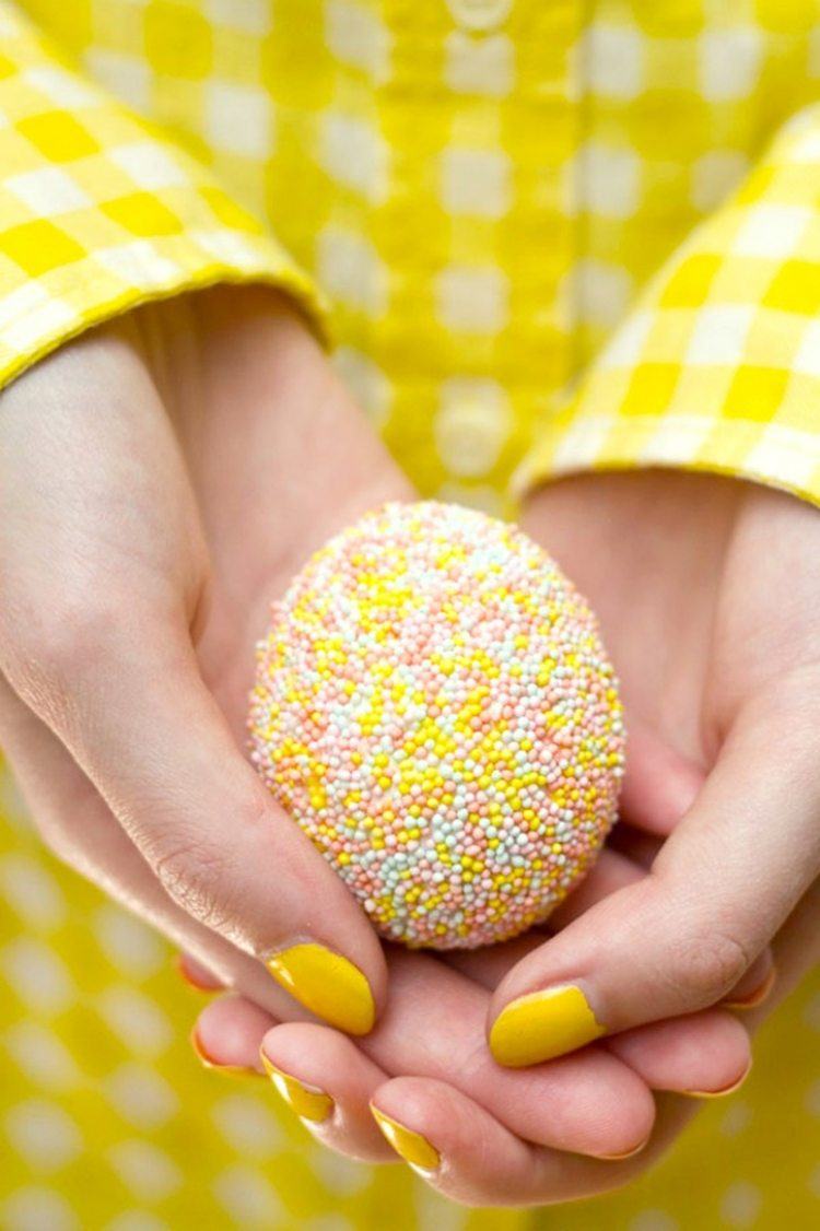 décoration œufs de Pâques vintage - œuf recouvert de perles roses, blanches et jaunes décoration œufs de pâques vivifier-intérieur-perles-jaunes-roses-vintage