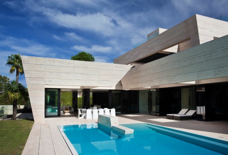dallage travertin -façade-maison-plage-piscine-moderne